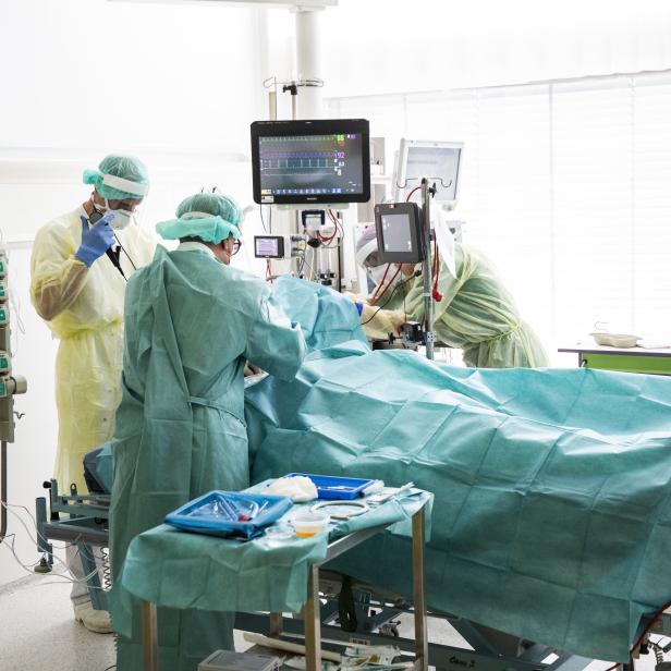 Ärzte und Pflegepersonal während einer Operation im Herlev Hospital in Kopenhagen.