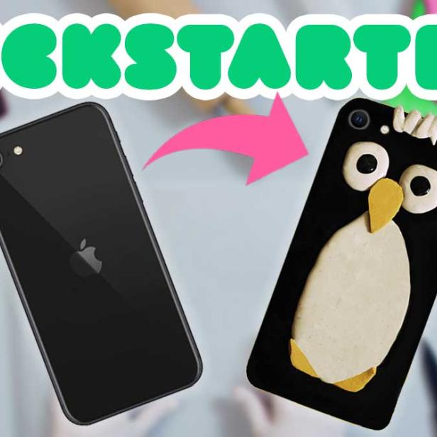 Ein schwarzes Smartphone wird mit einem Pfeil zu einer Handyhülle mit Pinguin-Motiv verbunden. Im Hintergrund steht „Kickstarter“.