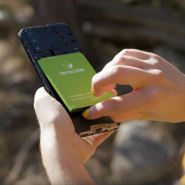 Eine Person wechselt den Akku eines Teracube-Smartphones aus.