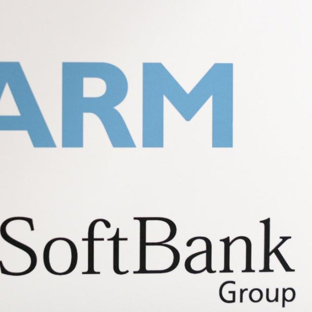 Das Logo von ARM neben dem Logo der SoftBank Group.