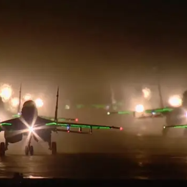 MiG-29 mit grüner Beleuchtung