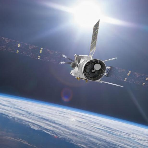 Ein Satellit umkreist die Erde vor dem Hintergrund der Sonne.