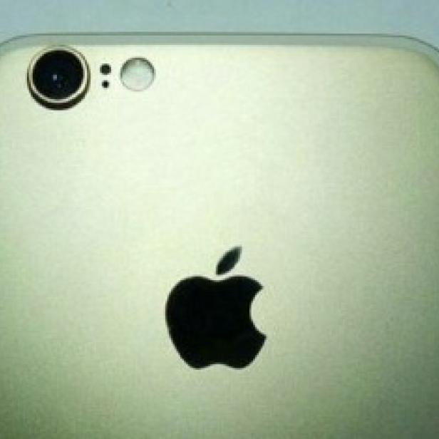 Die Rückseite eines goldenen iPhones mit dem Apple-Logo.