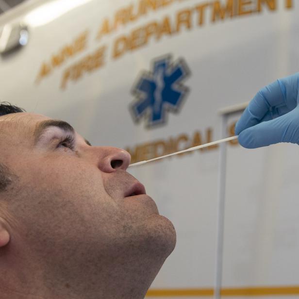 Ein Mann wird von einem Sanitäter auf COVID-19 getestet.