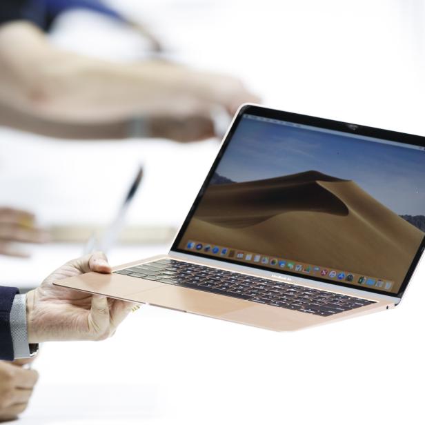 Ein MacBook Air in Gold wird auf einer Apple-Produktveranstaltung in Brooklyn, New York, vorgeführt.