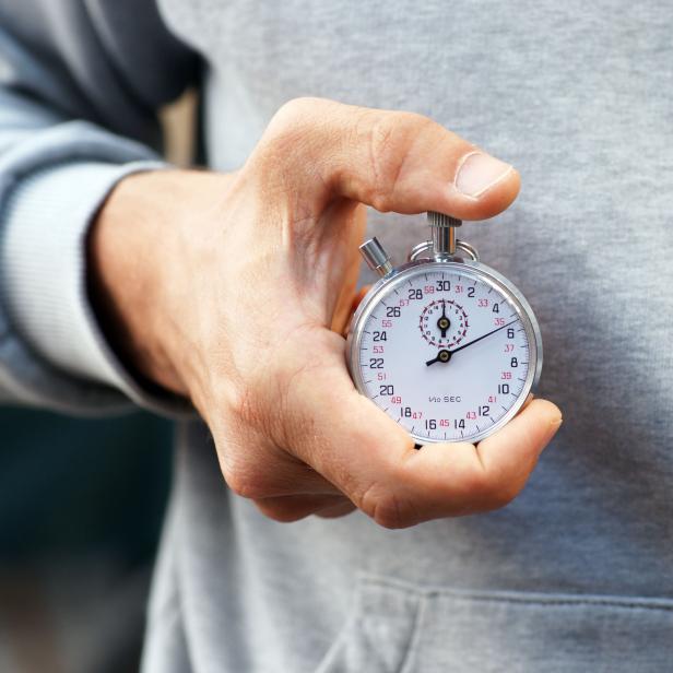 Eine Hand hält eine Stoppuhr.