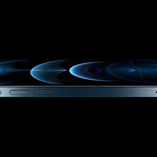 Ein iPhone mit blauem Hintergrund auf einem schwarzen Untergrund.