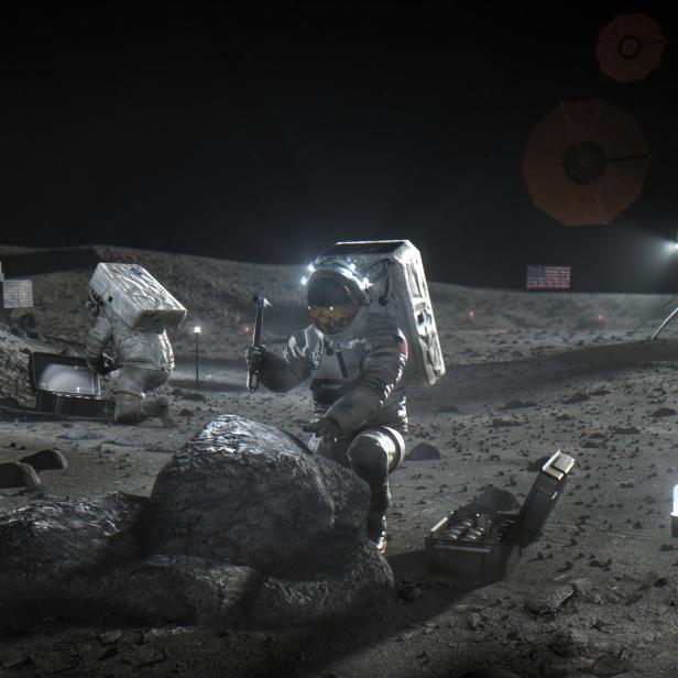 Auf dem Mond untersucht ein Astronaut mit einem Hammer einen Felsen.