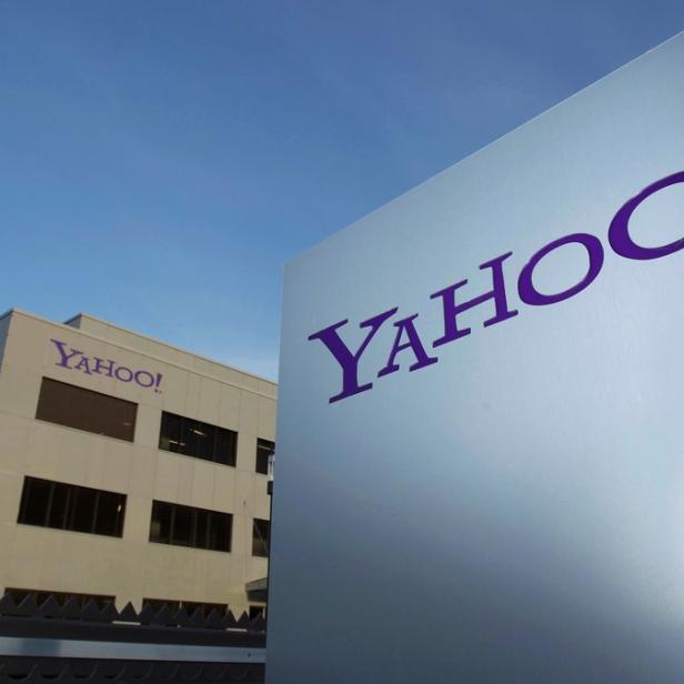 Das Yahoo-Logo vor einem Bürogebäude unter blauem Himmel.