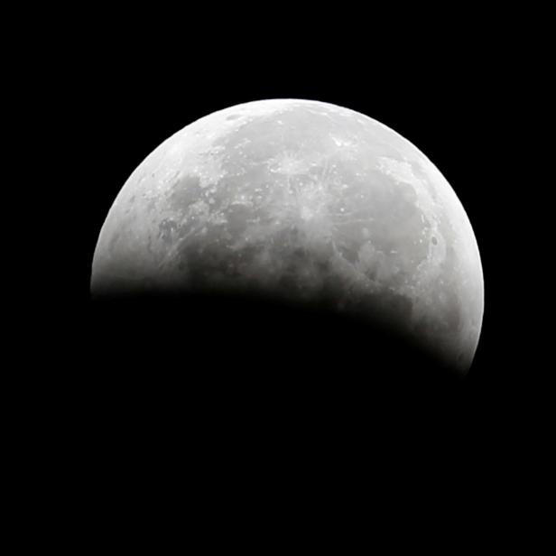 Eine totale Mondfinsternis, auch bekannt als „Blutmond“, wird von Santa Monica aus abgebildet.