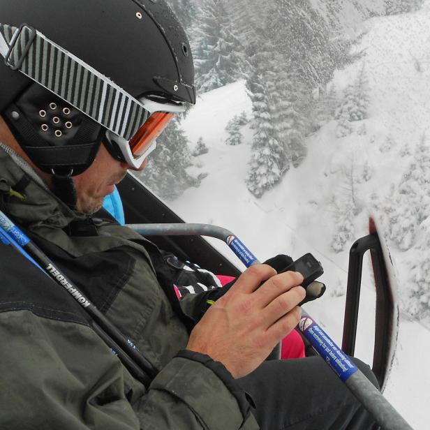 Das Smartphone ist schon längst ständiger Begleiter beim Wintersport