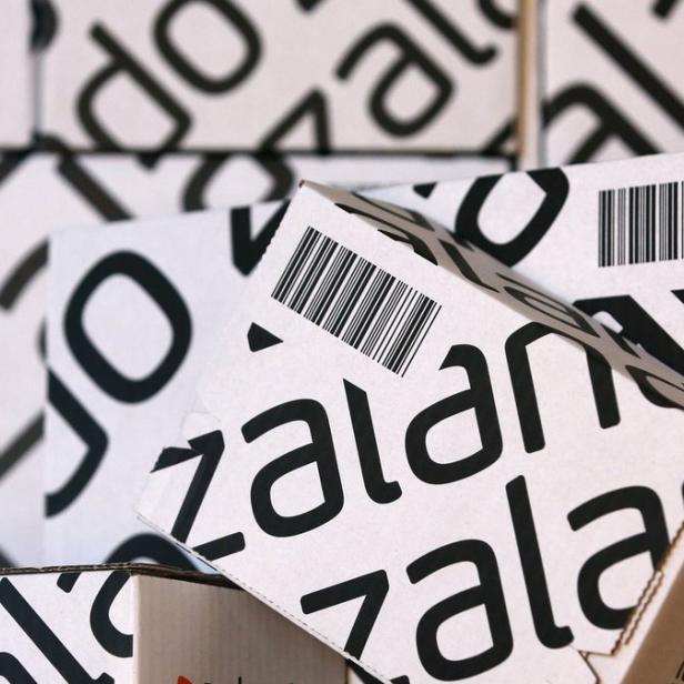 Mehrere Zalando-Pakete sind gestapelt.