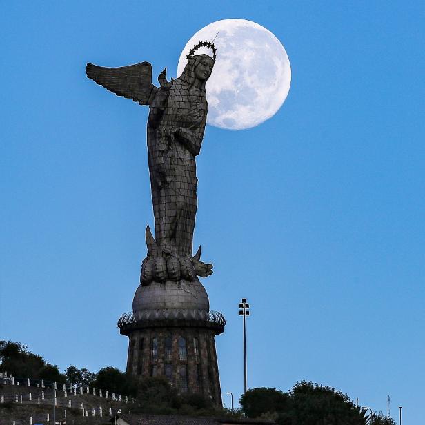 Morgen-Vollmond in der ecuadorianischen Hauptstadt.