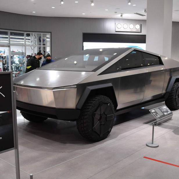 Ein Tesla Cybertruck steht in einem Ausstellungsraum.