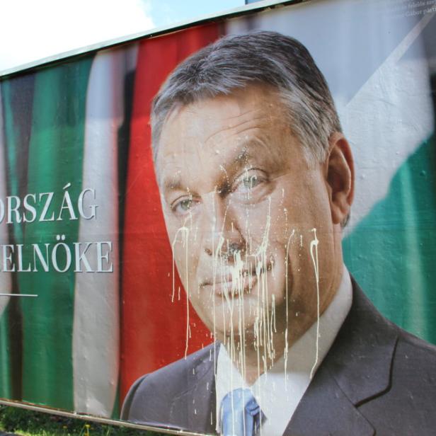 Ein Wahlplakat von Viktor Orbán, dem ungarischen Ministerpräsidenten, ist mit Farbe beschmiert.