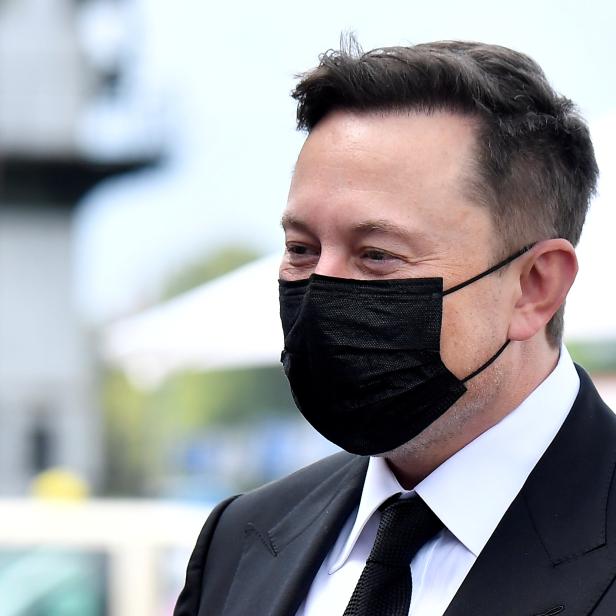 FILE PHOTO: Elon Musk wears a protective mask as he arrives to attend a meeting with the leadership of the conservative CDU/CSU parliamentary group, in Berlin