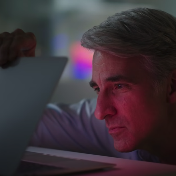 Apples Software-VP Craig Federighi bestaunt das neue MacBook