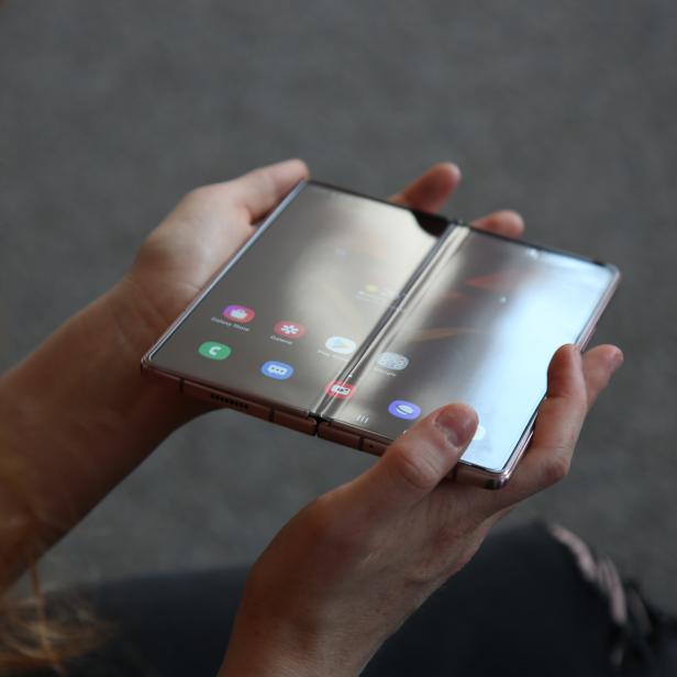 Eine Person hält ein aufgeklapptes Samsung Galaxy Z Fold in den Händen.