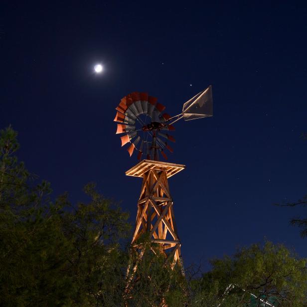 US-WAXING-CRESCENT-MOON-AND-PLANETS-SATURN-AND-JUPITER