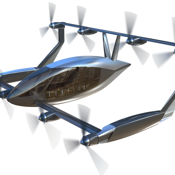 Ein silbernes, futuristisches Fluggerät mit mehreren Propellern vor einem schwarzen Hintergrund.