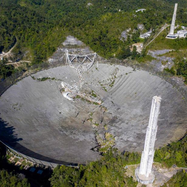 Arecibo-Teleskop nach dem Absturz der Plattform