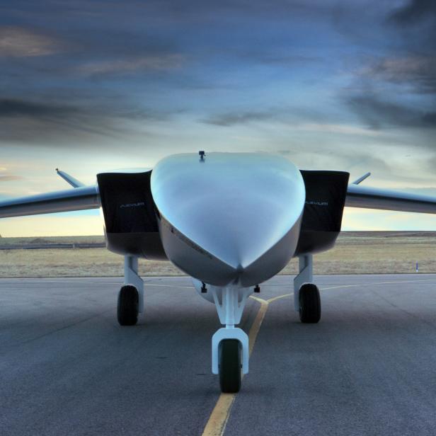 Ein futuristisch anmutendes Flugzeug steht auf einer Startbahn.