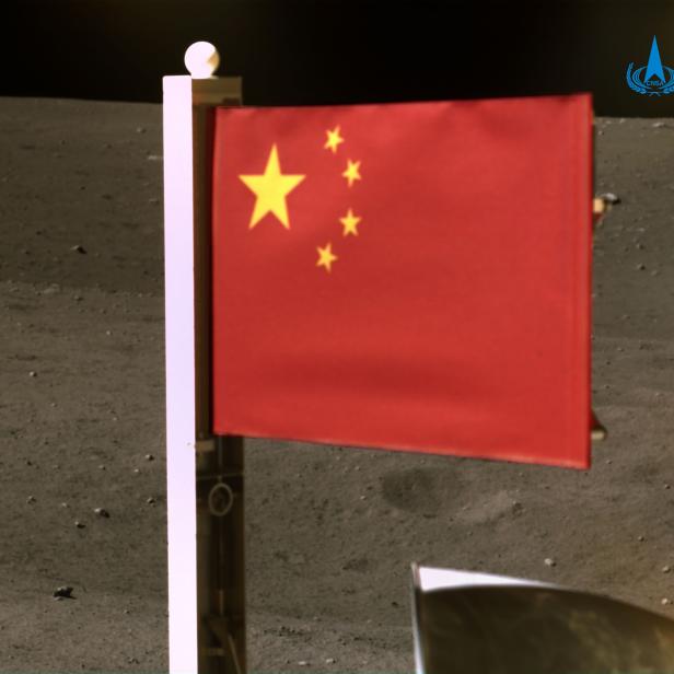 Die chinesische Flagge auf der Mondoberfläche.