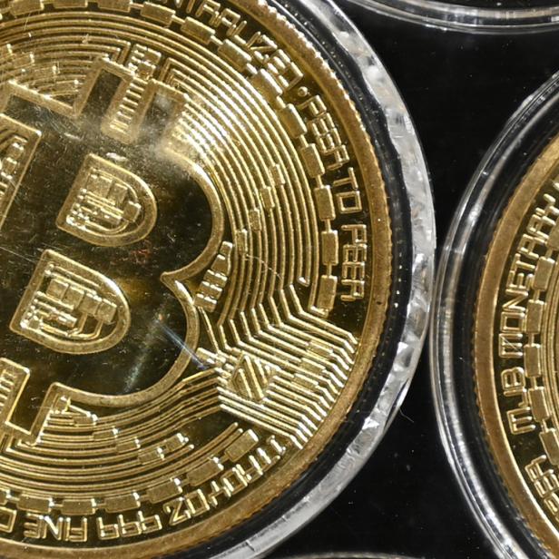 Von der Cyber-Währung Bitcoin gibt es auch Imitationen als Münzen