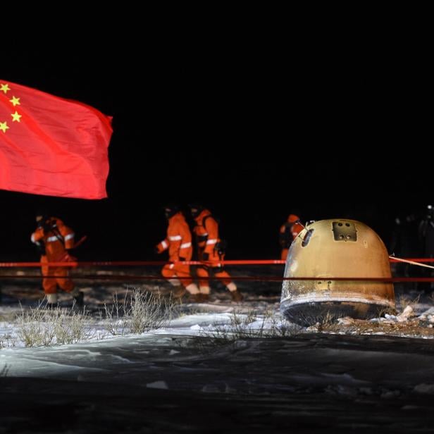 Chang'e-5 spacecraft with Moon samples, lands in China