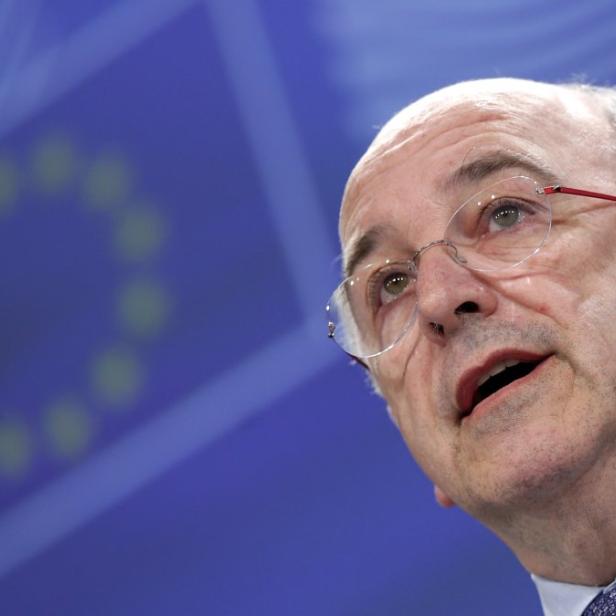 European Union Competition Commissioner Joaquin Almunia speaks during a news conference at the EU Commission headquarters in Brussels February 27, 2013. EU antitrust regulators blocked Ryanair&#039;s third attempt to acquire Irish rival Aer Lingus on Wednesday, a ruling Europe&#039;s biggest low-cost airline called politically motivated and vowed to challenge in court. REUTERS/Francois Lenoir (BELGIUM - Tags: TRANSPORT POLITICS BUSINESS)