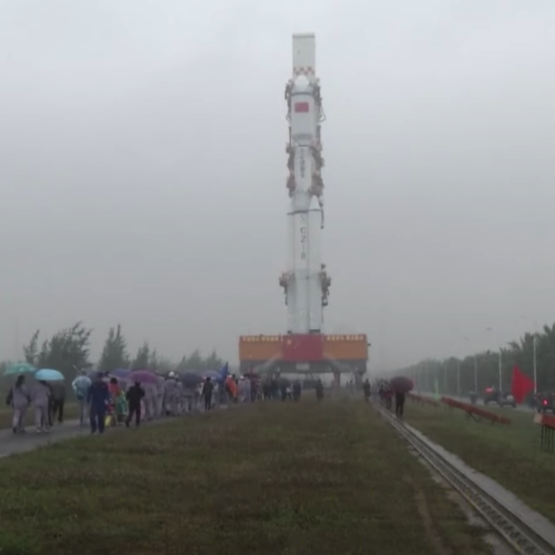 Eine chinesische Langer-Marsch-5-Rakete wird an einem regnerischen Tag transportiert.