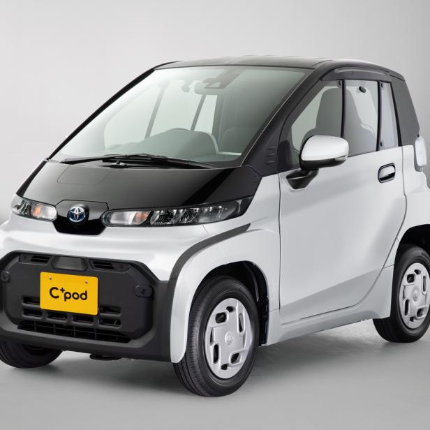 Ein weißer Toyota C+pod, ein ultrakompakter, zweisitziger Elektro-Kleinwagen.