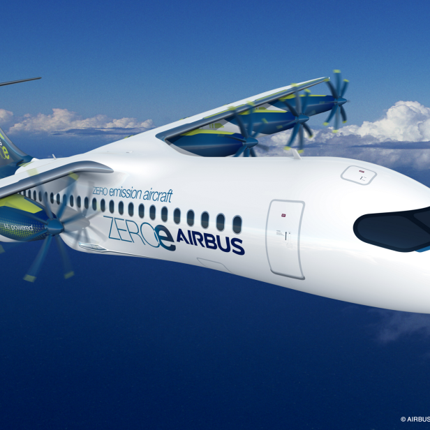 Ein emissionsfreies Flugzeugmodell von Airbus mit Propellern im Flug.