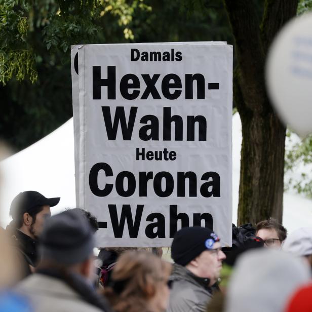 Demonstrationen gegen die Corona-Maßnahmen nehmen zu und werden oft mit absurden Meinungen gerechtfertigt