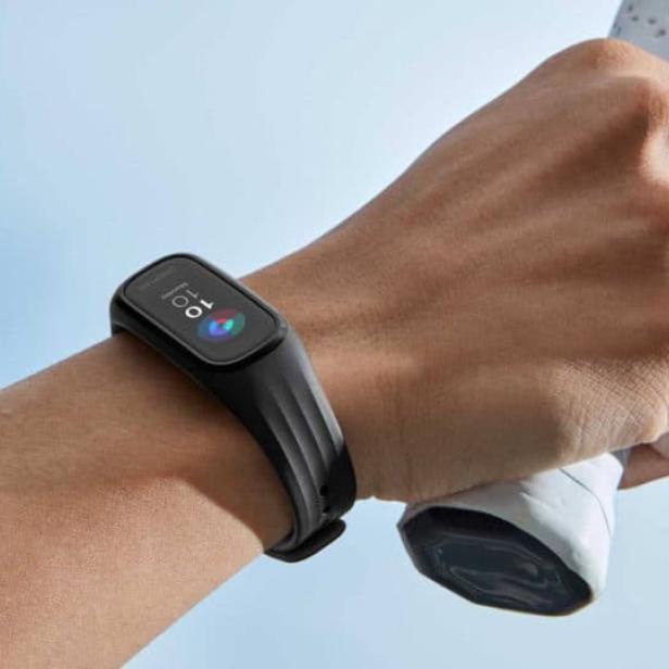 Eine Hand hält einen Tennisschläger und trägt ein schwarzes Fitness-Armband.