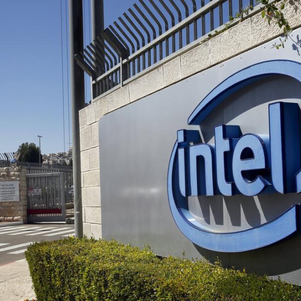 Das Intel-Logo vor einem Bürogebäude in Jerusalem.