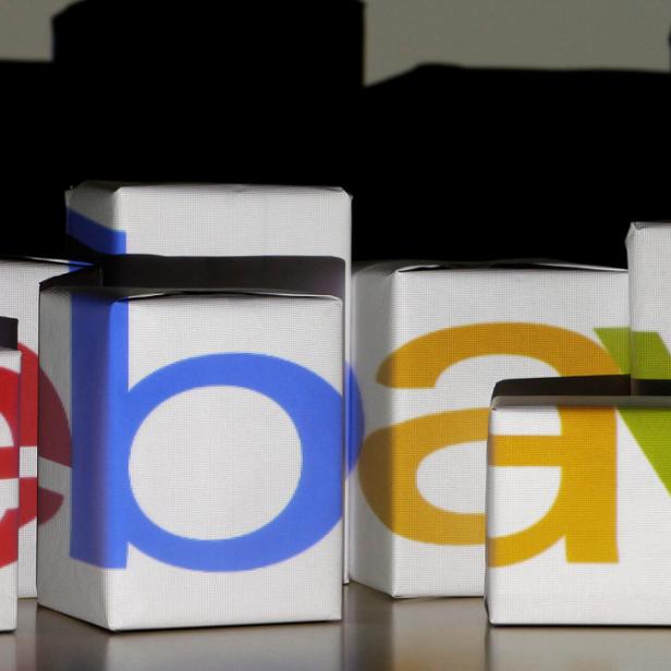 Mehrere Pakete sind mit dem eBay-Logo bedruckt.