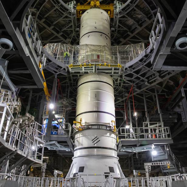 Die Artemis I Rakete wird in einer Montagehalle zusammengebaut.