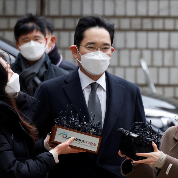 Samsung Group heir Jay Y. Lee arrives at a court in Seoul