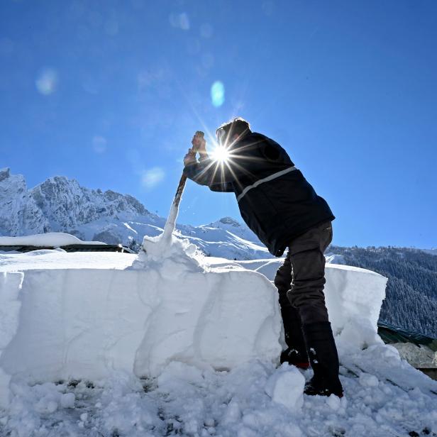 INDIA-WEATHER-SNOW