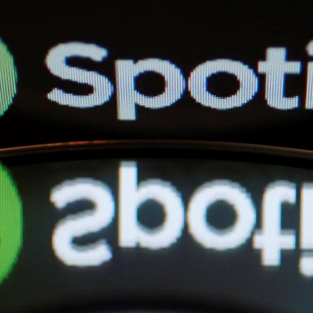 Das Spotify-Logo und der Schriftzug werden auf einem Bildschirm angezeigt.