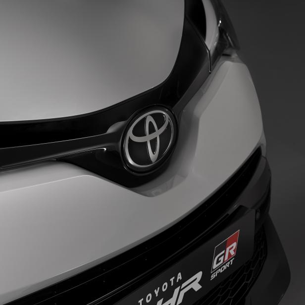 Detailansicht der Frontpartie eines Toyota C-HR GR Sport.
