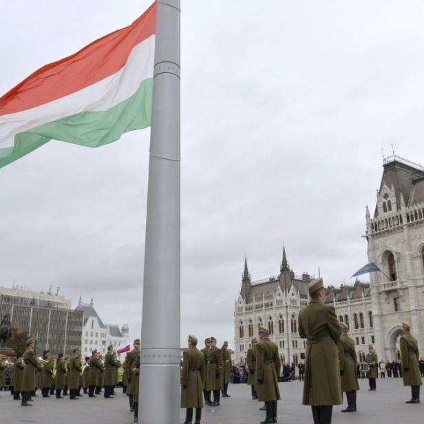 Eine ungarische Flagge weht vor dem ungarischen Parlament in Budapest.