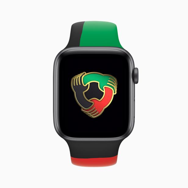Eine Smartwatch mit einem Armband in den Farben der panafrikanischen Flagge und einem Symbol auf dem Display.