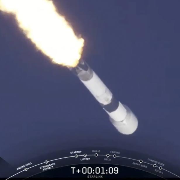 Eine Falcon-9-Rakete bringt Starlink-Satelliten in den Orbit