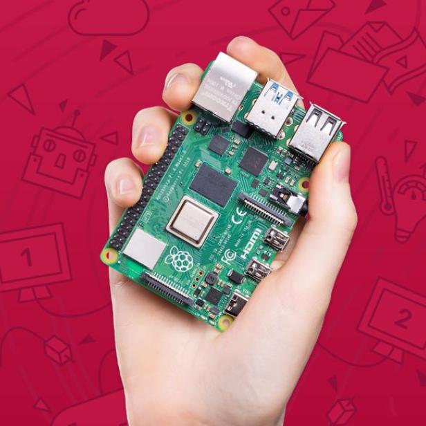 Eine Hand hält einen Raspberry Pi 4 Model B Computer.
