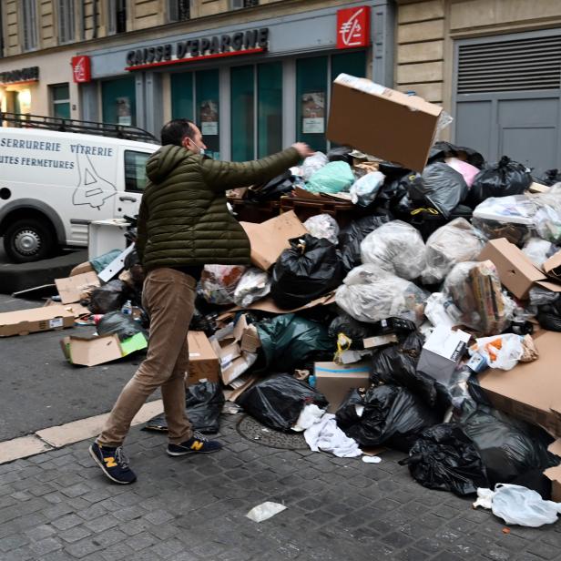 FRANCE-TRASH-LABOUR-STRIKE