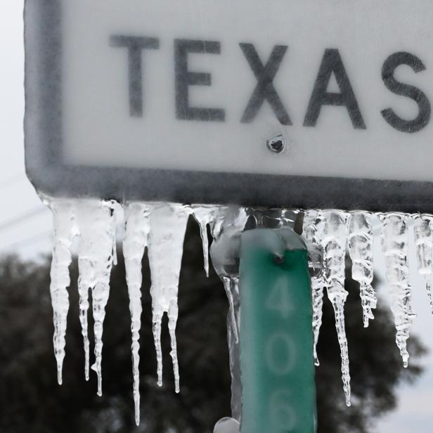 Ein Schild mit der Aufschrift „Texas“ ist mit Eiszapfen bedeckt.