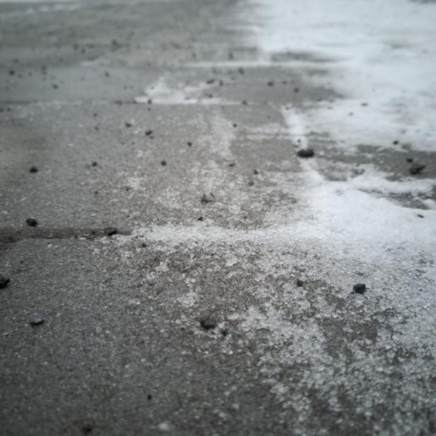 Der neue Beton könnte Straßen und Gehwege stundenlang schnee- und eisfrei halten. (Symbolbild)