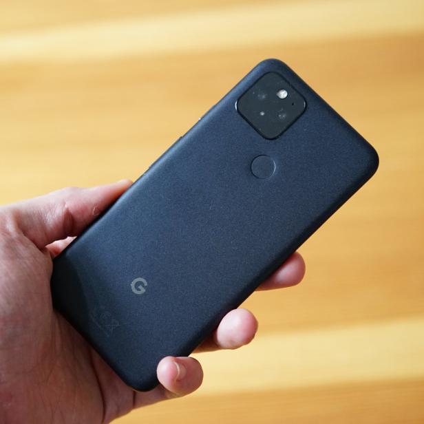 Eine Hand hält ein schwarzes Google Pixel Smartphone.